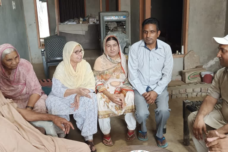 Sister came to India after 40 years from Pakistan to meet her brothers