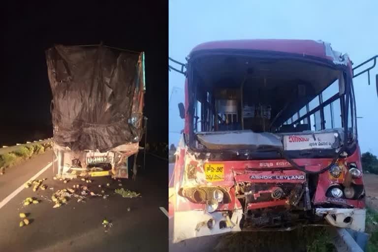 bus and lorry  collide