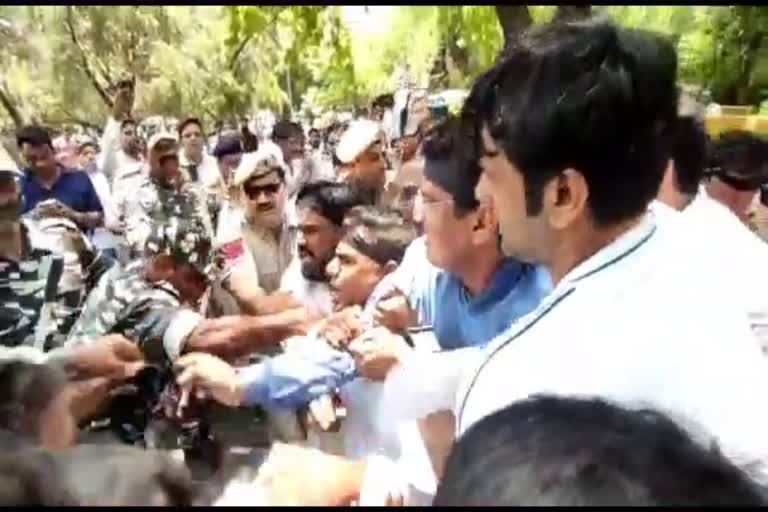 Congress says Delhi Police personnel forcibly entered its HQ & beat up workers  demands FIR  Congress wants action against police  നാഷണല്‍ ഹെറാള്‍ഡ് കേസ്  പാര്‍ട്ടി പ്രവര്‍ത്തകര്‍ക്ക് പൊലീസിന്‍റെ മര്‍ദനം  നടപടി വേണമെന്ന് കോണ്‍ഗ്രസ്