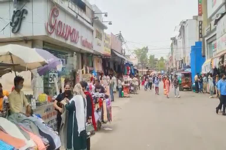 Decrease in customers due to heat in Lajpat Nagar market