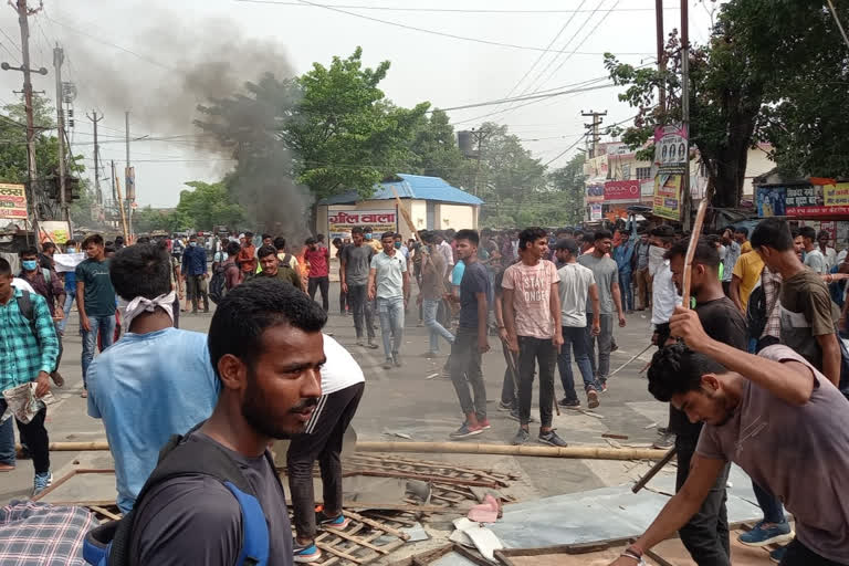 Agnipath scheme protest: રોહતકમાં યુવકે ફાંસી લગાવી કરી આત્મહત્યા, 7 રાજ્યોમાં વિરોધની જ્વાળા