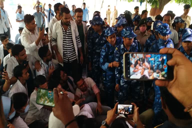 पटना वेटरनरी कॉलेज में प्रदर्शन कर रहे छात्रों को पुलिस ने हटाया,  मजिस्ट्रेट बोले- ये धरनास्थल नहीं