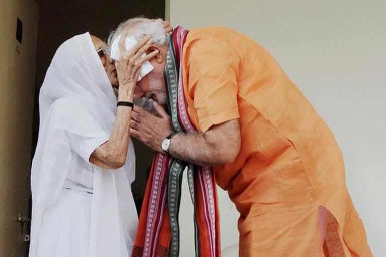 pm modi with mother