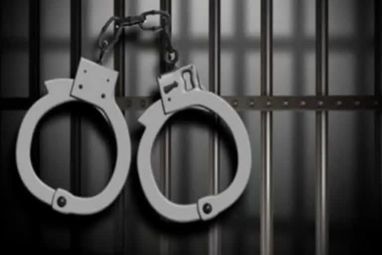 Man arrested for theft  delhi crime news  തെറ്റുധരിപ്പിച്ച് പണം തട്ടൽ  കുട്ടികളെ കബളിപ്പിക്കുന്ന കള്ളൻ പിടിയിൽ  മതാപിതാക്കള്‍ അപകടത്തിലായെന്ന് തെറ്റുധരിപ്പിച്ച് പണം തട്ടൽ