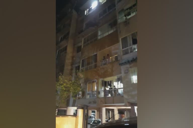 Girl dies after falling from 5th floor in mangalore  minor girl dies in magalore  Girl went to fix the curtain falls down  പെൺകുട്ടി അഞ്ചാം നിലയിൽ നിന്ന് താഴെ വീണ് മരിച്ചു  ഫ്ലാറ്റിൽ നിന്ന് വീണ് മരണം