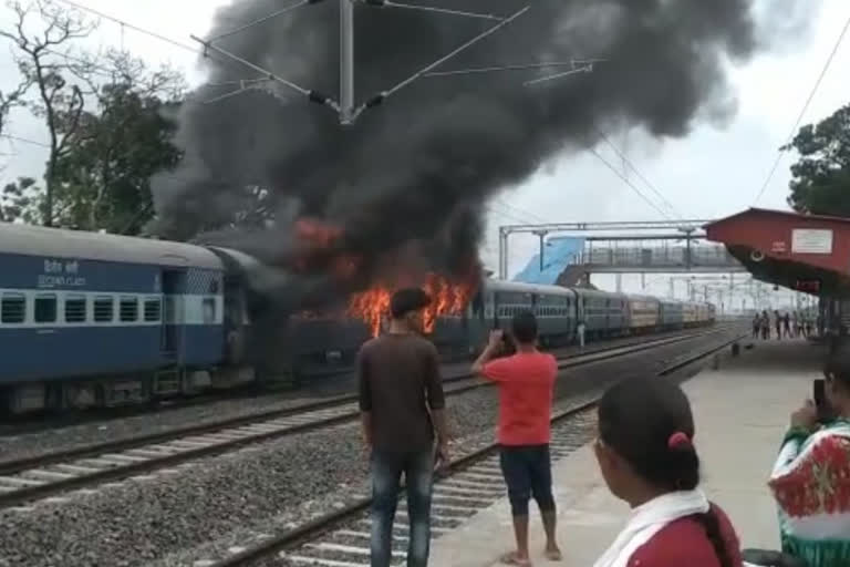 पाटलिपुत्र एक्सप्रेस ट्रेन में छात्रों ने लगाई आग