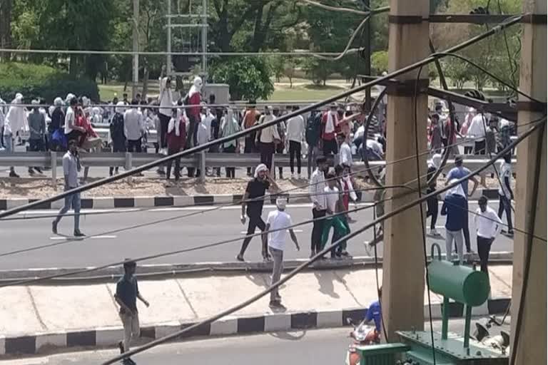 protest in Nangloi railway station against Agnipath  agnipath scheme of indian army  criticism against Agnipath scheme of central government  അഗ്‌നിപഥ് പദ്ധതിക്കെതിരായ പ്രതിഷേധം  ഡല്‍ഹിയില്‍ നന്‍ഗ്ലോയി സ്റ്റേഷനിലെ പ്രതിഷേധം  അഗ്‌നിപഥ് പദ്ധതി ഇന്ത്യന്‍ സൈന്യത്തിന്‍റെ