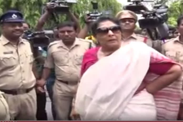 Ex Minister Renuka Chowdhury holds Policeman by his collar