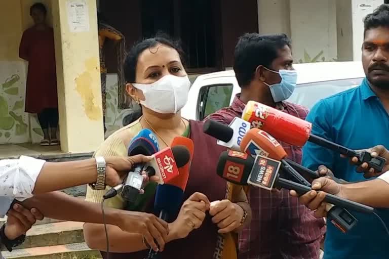 health minister veena george on covid surge  കൊവിഡ് കേസുകൾ വർധിക്കുന്നു  കേരളം കൊവിഡ്  മൂന്നാം ഡോസ് വാക്‌സിൻ സ്വീകരിക്കണമെന്ന് ആരോഗ്യമന്ത്രി  കൊവിഡ് നിർദേശവുമായി വീണ ജോർജ്  health minister veena george with covid warning  kerala covid  covid updates  kerala covid news  കൊവിഡ് പുതിയ വാർത്ത