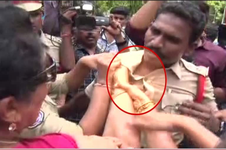 Ex Minister Renuka Chowdhury holds a Policeman by his collar  നാഷണല്‍ ഹെറാള്‍ഡ് കേസ്  പ്രതിഷേധത്തില്‍ സംഘര്‍ഷം  പൊലീസ് ഉദ്യോഗസ്ഥന്‍റെ കോളറില്‍ പിടിച്ച് മുൻ മന്ത്രി  Renuka Chowdhury holds a Policeman by his collar  മുൻ മന്ത്രി രേണുക ചൗധരി