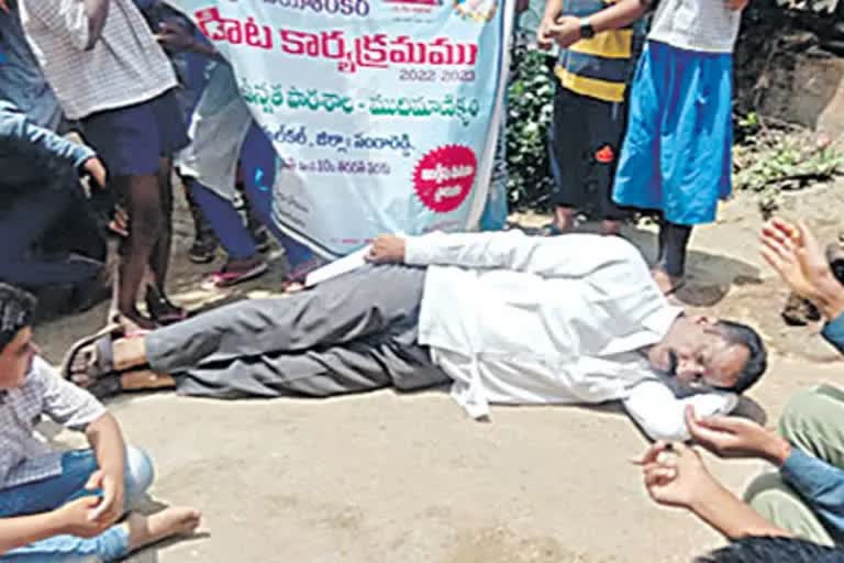 Telangana Headmaster protests in front of students houses  Headmaster protests as the students did not attend school  വിദ്യാർഥികൾ സ്‌കൂളിൽ ഹാജരായില്ല  വീടുകൾക്ക് മുന്നിൽ കിടന്ന് പ്രതിഷേധിച്ച് ഹെഡ്‌മാസ്റ്റർ  സംഗറെഡ്ഡി ഹെഡ്‌മാസ്റ്റർ പ്രതിഷേധം  തെലങ്കാന ജില്ല പരിഷത്ത് ഹൈസ്‌കൂൾ ഹെഡ്‌മാസ്റ്റർ പ്രതിഷേധം  വിദ്യാർഥികളുടെ വീടുകൾക്ക് മുന്നിൽ പ്രതിഷേധിച്ച് ഹെഡ്‌മാസ്റ്റർ  Sangareddy headmaster Sridhar Rao protest  Headmaster protest  ഹെഡ്‌മാസ്റ്റർ സമരം