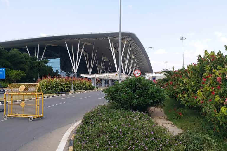 US citizen detained over found bullet, US citizen detained over found bullet in his bag, US citizen detained in Bangalore airport,  Bangalore airport news, ಬುಲೆಟ್ ಪತ್ತೆಯಾದ ಮೇಲೆ ಅಮೆರಿಕ ಪ್ರಜೆ ಬಂಧನ, ಬ್ಯಾಗ್​​ನಲ್ಲಿ ಬುಲೆಟ್ ಪತ್ತೆಯಾದ ಅಮೆರಿಕ ಪ್ರಜೆ ಬಂಧನ, ಬೆಂಗಳೂರು ವಿಮಾನ ನಿಲ್ದಾಣದಲ್ಲಿ ಅಮೆರಿಕ ಪ್ರಜೆ ಬಂಧನ, ಬೆಂಗಳೂರು ವಿಮಾನ ನಿಲ್ದಾಣ ಸುದ್ದಿ,