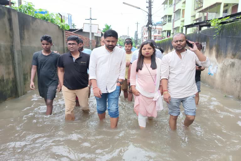 lurinjoyti gogoi visit flood effected areas of guwahati