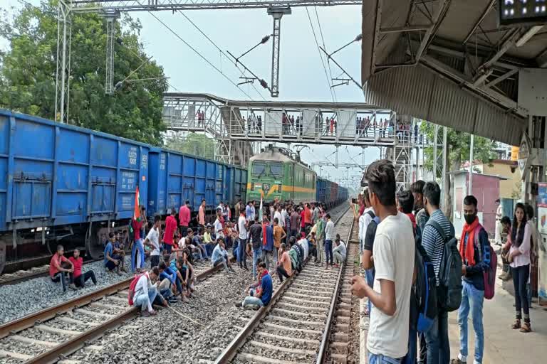 Youth jammed the railway track in Palamu