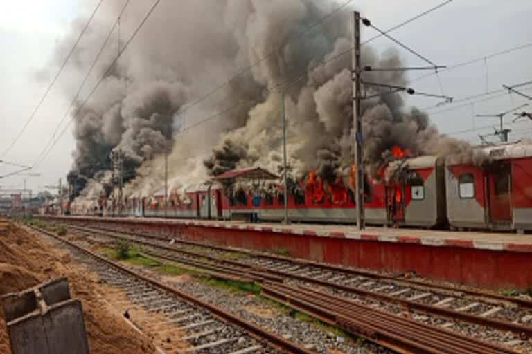 उत्तरप्रदेशातही अग्निपथच्या विरोधात हिंसक आंदोलनाला सुरुवात