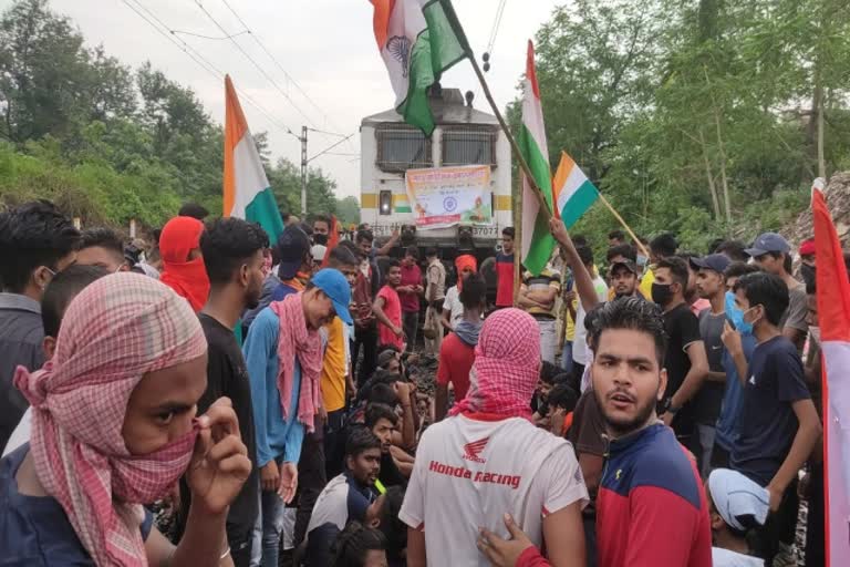 students-protest-in-jamshedpur-against-agneepath-scheme