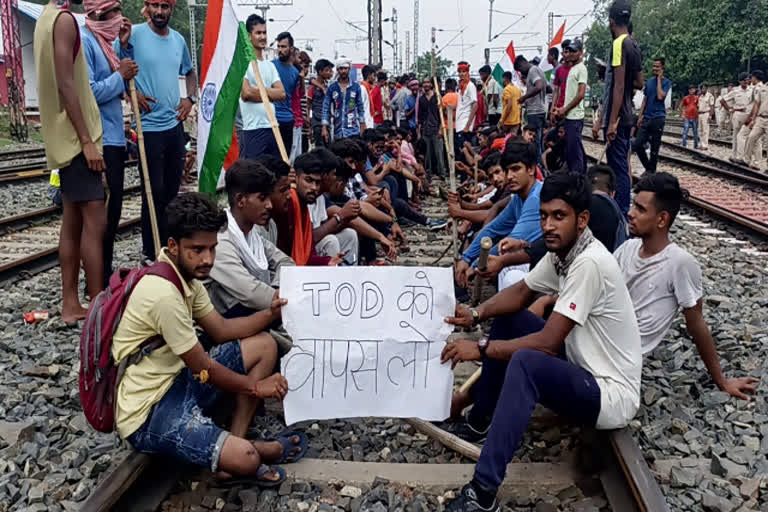 railway-track-jam-in-dhanbad-against-agnipath-scheme