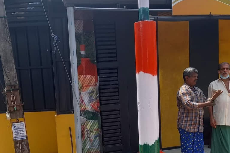 CPM workers tied red flag flagpole Muthambi  Muthambi CPM Congress Fight Koyilandi  ചുവപ്പ് പെയിന്‍റടിച്ച മുത്താമ്പിയിലെ കൊടിമരം  കൊടിമരം തിരിച്ച് പിടിച്ച് കോണ്‍ഗ്രസ്  മുത്തമ്പിയില്‍ സിപിഎം കോണ്‍ഗ്രസ് സംഘര്‍ഷം