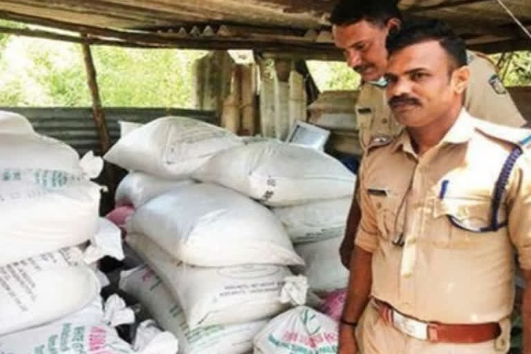 Two tonnes of illegally stored Tamil Nadu ration rice was found in Valayar  വാളയാറില്‍ അനധികൃതമായി സൂക്ഷിച്ച 2ടണ്‍ തമിഴ്‌നാട് റേഷനരി കണ്ടെത്തി  ഡിവൈഎഫ്ഐ മുന്‍ മേഖല പ്രസിഡന്‍റിനെതിരെ കേസ്  അനധികൃത അരി കടത്ത്  തമിഴ്നാട്ടില്‍ നിന്ന് കേരളത്തിലേക്ക് അനധികൃത അരി കയറ്റുമതി  Illegal rice export from Tamil Nadu to Kerala  Illegal rice smuggling  Case against former DYFI regional president