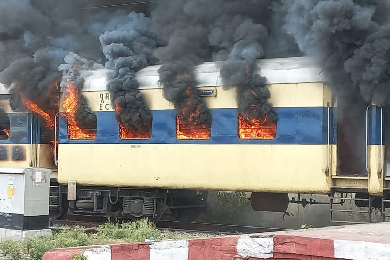 भोजपुर में प्रदर्शन के दौरान ट्रेन में लगाई आग
