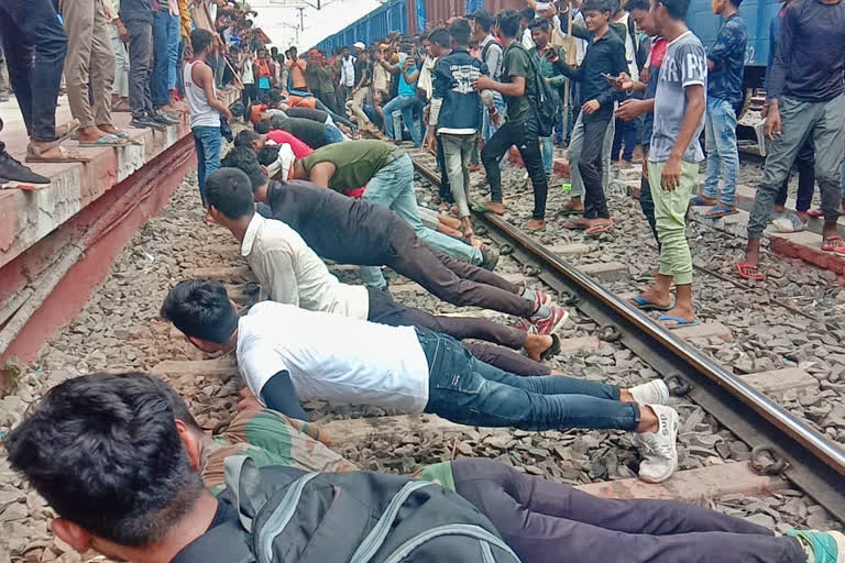 जमुई में रेलवे ट्रैक के ऊपर पुशअप कर अग्निपथ योजना का विरोध