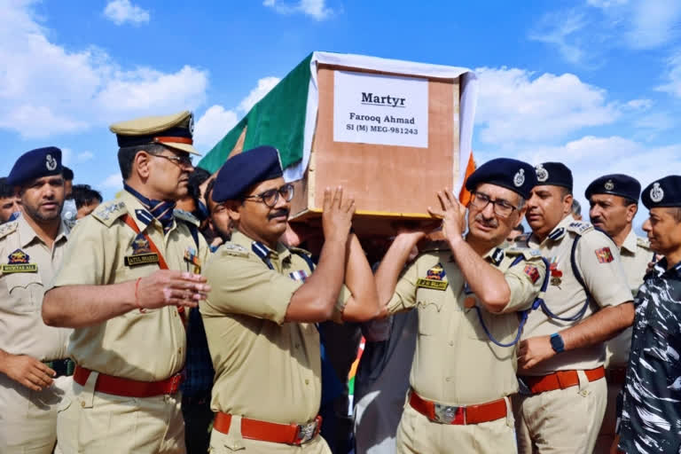 Cop shot dead in Kashmir: Wreath laying ceremony held to pay homage to slain officer