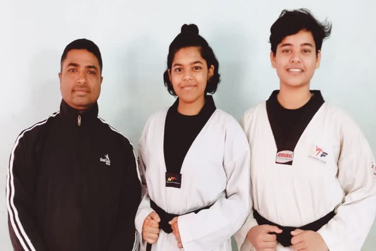 international coach prabhat sahu and girls select for inter district taekwondo competition