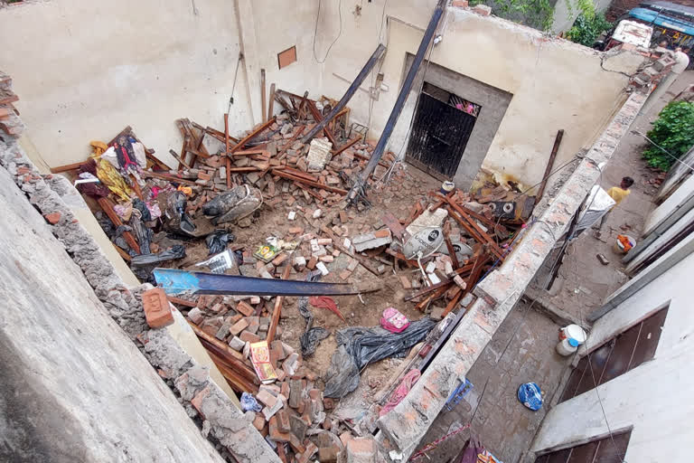 Roof collapses IN LUDHIANA due to heavy rain and wind death of uncle and niece