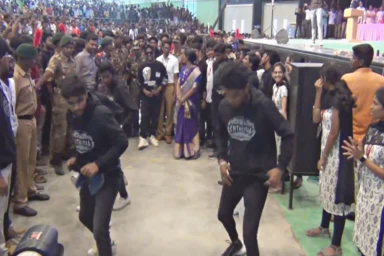 கல்லூரி விழாவில் பங்கேற்ற யுவன் சங்கர் ராஜா - பாடல்கள் பாடி உற்சாகம்