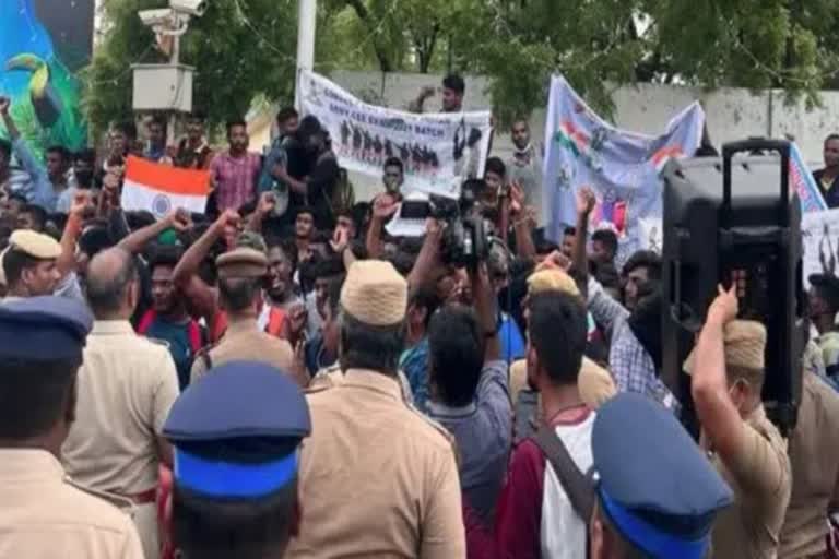 agnipath-protests-protests-continued-against-scheme-bus-set-on-fire-in-jaunpur