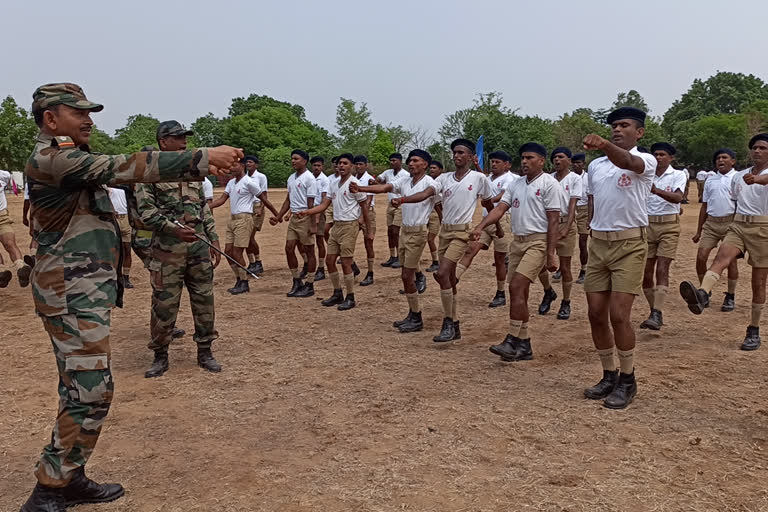 http://10.10.50.75//bihar/12-May-2022/bh-man-01-amry-ke-traj-par-homeguard-jawan-ki-training-in-bihta_12052022144329_1205f_1652346809_1010.jpg