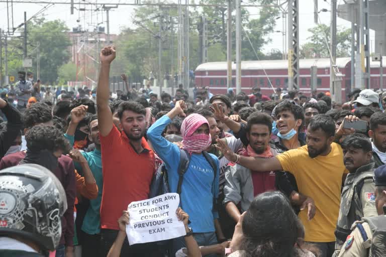 agnipath protest  agnipath protest live update  agneepath yojana protest  agneepath scheme for army recruitment  Agnipath recruitment new age limit  Agnipath scheme controversy  Army recruitment 2022 news  Agnipath scheme protest reason  what is agneepath scheme  അയവില്ലാതെ അഗ്നിപഥ്  ബിഹാറിൽ പ്രതിഷേധക്കാർ വാഹനം കത്തിച്ചു  കർണാടകയിൽ സംഘർഷം  അഗ്നിപഥ് പ്രതിഷേധം  അഗ്നിപഥ് വാർത്തകള്‍