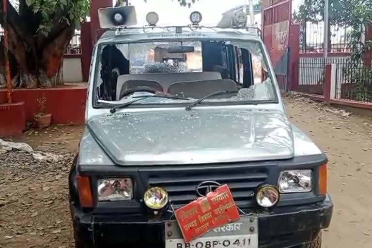 तारापुर में बीडीओ की गाड़ी में तोड़फोड़