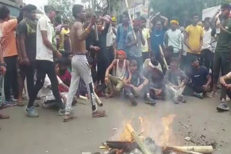 Agnipath scheme protest in Dhanbad Uproar of youth at Bank More