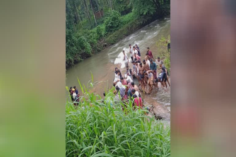 student drown to death in Kozhikode Poonur river  കോഴിക്കോട് ഒഴുക്കിൽപെട്ട് നാലാംക്ലാസ് വിദ്യാര്‍ഥി മരിച്ചു  പൂനൂര്‍ പുഴയിൽ നാലാംക്ലാസ് വിദ്യാര്‍ഥി മുങ്ങി മരിച്ചു  കോഴിക്കോട് മഠത്തുംപൊയിലില്‍ മുങ്ങിമരണം  ഒഴുക്കിൽപ്പെട്ട് വിദ്യാർത്ഥി മരിച്ച സംഭവം  കുളിക്കുന്നതിനിടെ മുങ്ങിമരണം  Student dies in flood  Drowning while bathing  kozhikode drown death