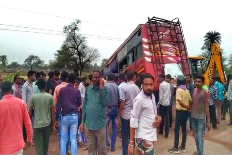 Passenger bus crashes in Balod Arjunda