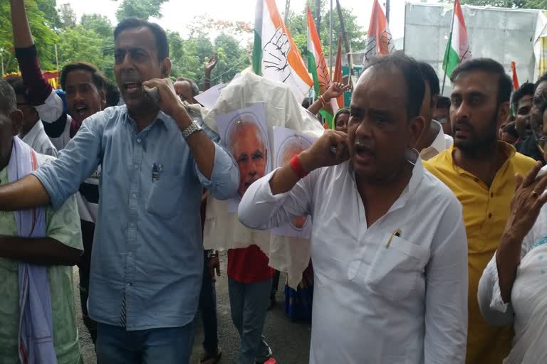 Congress MLA Irfan Ansari protest against central government in Jamtara
