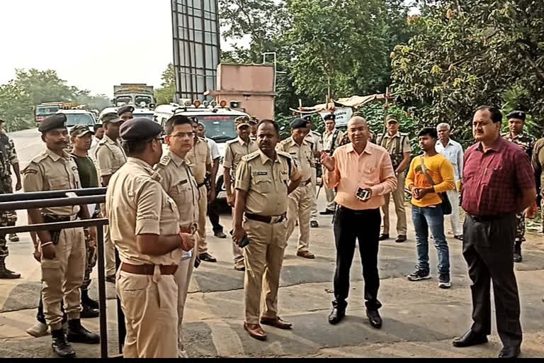 शहर में भारी पुलिस बल की तैनाती