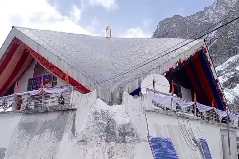 Snowfall in Hemkund Sahib