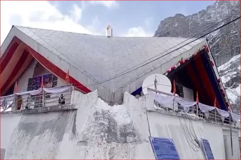 hemkund sahib gurdwara management has appealed to pilgrims to return to govindghat due to snowfall