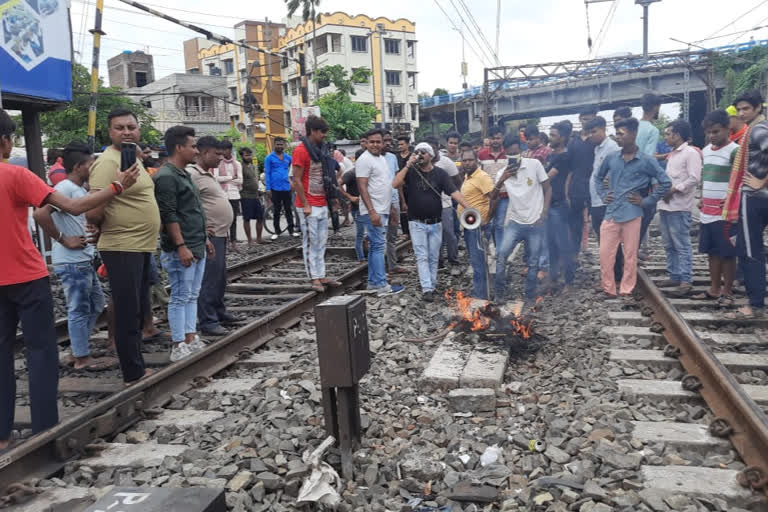 Rail blocked in Serampore due to Agnipath Scheme Protest