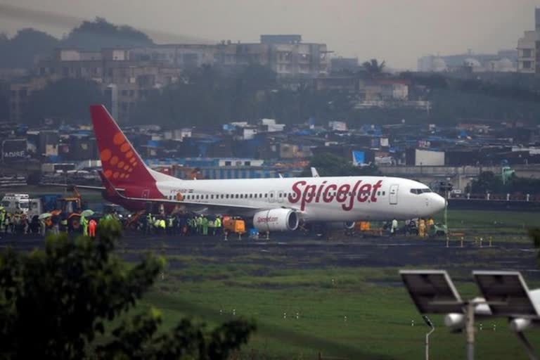 Spicejet flight makes emergency landing at Patna after engine catches fire  സ്‌പൈസ്‌ജെറ്റ് വിമാനത്തിൽ തീപിടിത്തം  സ്‌പൈസ്‌ജെറ്റ് വിമാനം അടിയന്തരമായി തിരിച്ചിറക്കി  Spicejet flight makes emergency landing  Spicejet flight caught fire  ഡൽഹിയിലേക്കുള്ള സ്‌പൈസ്‌ജെറ്റ് വിമാനം പട്‌ന വിമാനത്താവളത്തിൽ ഇറക്കി  Delhi bound SpiceJet flight returned to Patna  plane caught fire