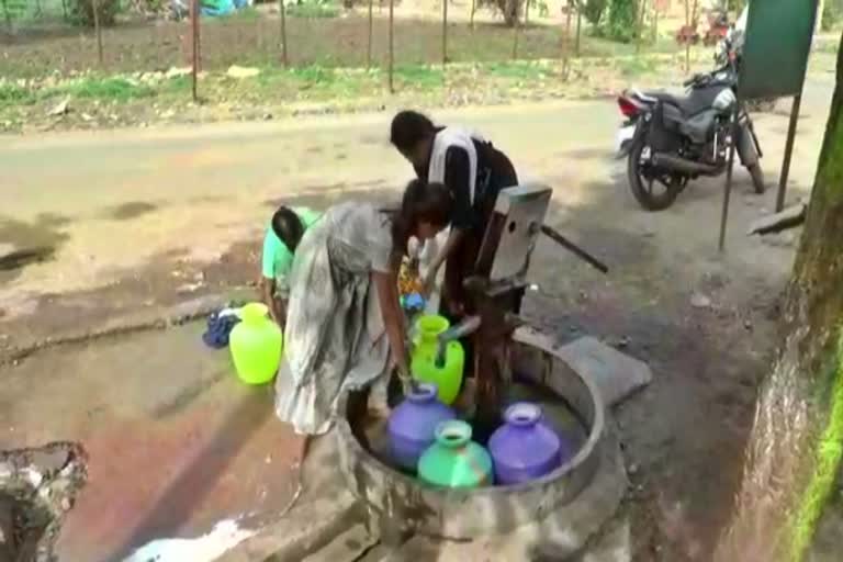 ನೀರು ತುಂಬಿಸಿಕೊಳ್ಳುತ್ತಿರುವುದು