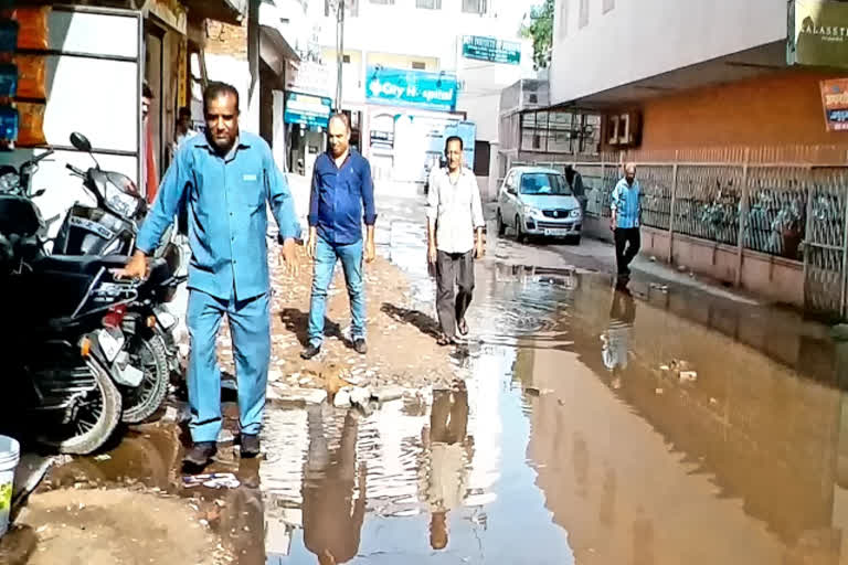 Sewer line broke near Rajmandir cinema hall depicting bad image of the city