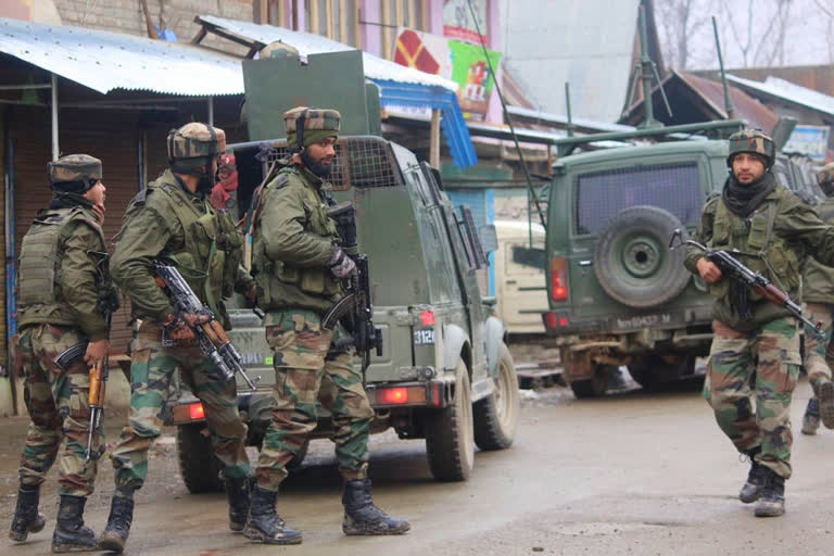 Militant killed  another trapped in Kupwara encounter  Kupwara encounter  2 terrorist killed  army operation in Kupwara  കുപ്‌വാര ഏറ്റുമുട്ടല്‍  കുപ്‌വാരയില്‍ രണ്ട് ഭീകരരെ സൈന്യം വധിച്ചു