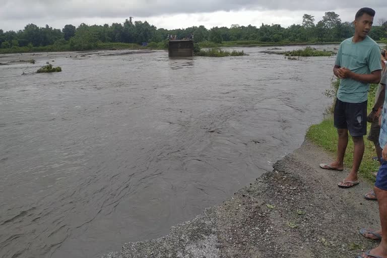 communication-cut-off-as-floods-damage-road