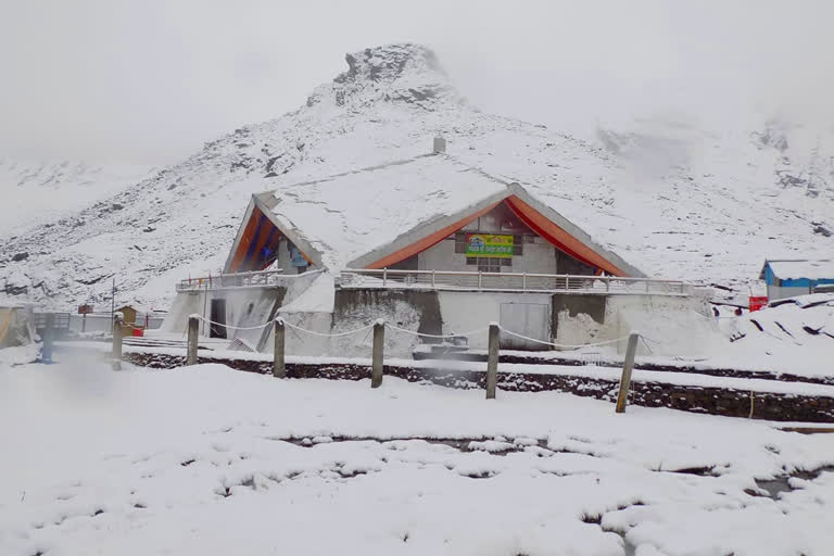 Heavy snowfall in Hemkund Sahib