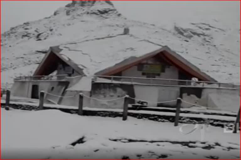 Hemkund Sahib Yatra interrupted due to snowfall in Uttarakhand, devotees stopped at Govindghat and Ghangaria