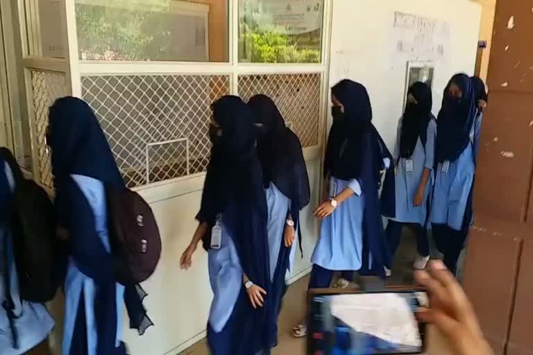 Hijab row: 5 girl students seek transfer certificates from college in Mangaluru  ഹിജാബ് നിരോധനം  അഞ്ച് വിദ്യാര്‍ഥികള്‍ ടിസി ആവശ്യപ്പെട്ടു  ഹമ്പനക്കട്ട യൂണിവേഴ്‌സിറ്റി കോളജ്  കര്‍ണാടക  ഉഡുപ്പി പ്രീ യൂണിവേഴ്സിറ്റി  hijab row  five girl students seek transfer certificates  college in Mangaluru