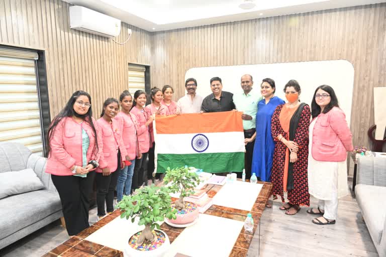 jharkhand-hockey-players-selected-for-sports-and-cultural-exchange-program-in-america-met-cm-hemant-soren